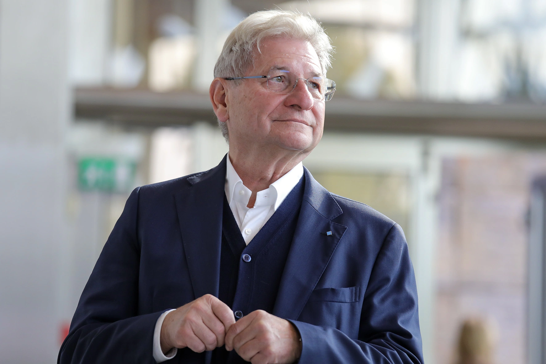 Uomo in giacca e cravatta.