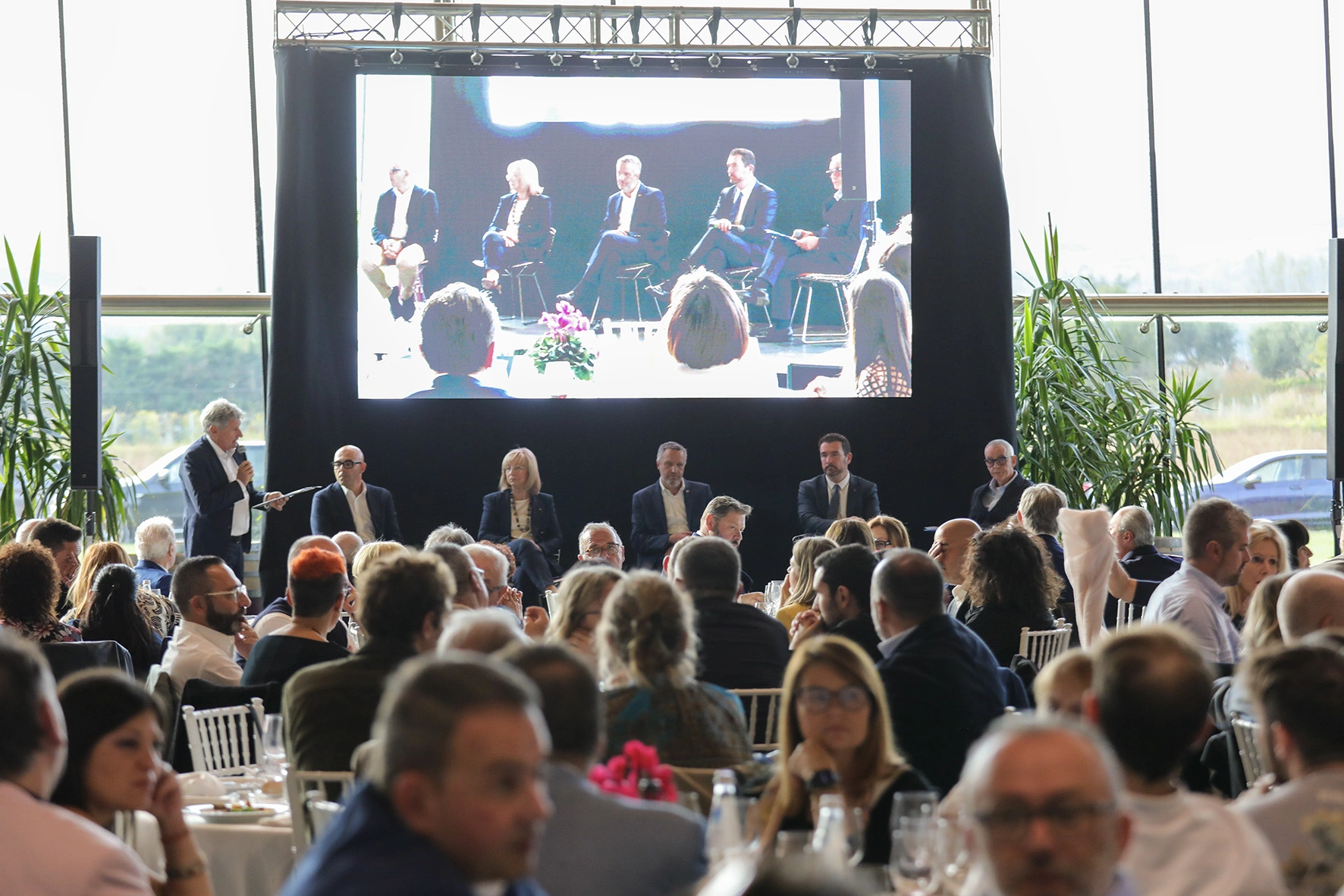 Persone che partecipano a una conferenza. Un oratore sta parlando a un pubblico.