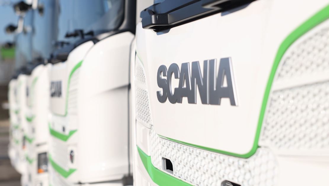 Il logo Scania incorniciato dal bianco e verde della livrea di Golinelli Trasporti cliente Rangoni e Affini Mantova 