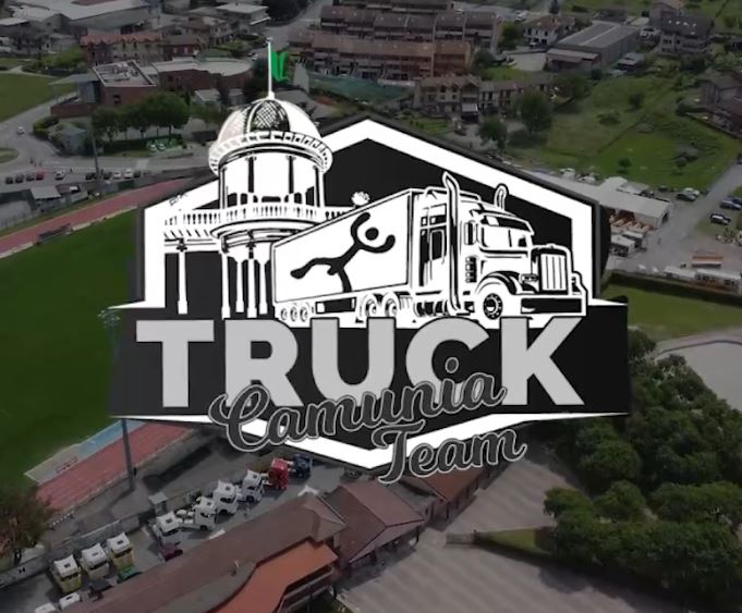 logo evento Camunia Truck Festival e vista dell'esposizione veicoli industriali 