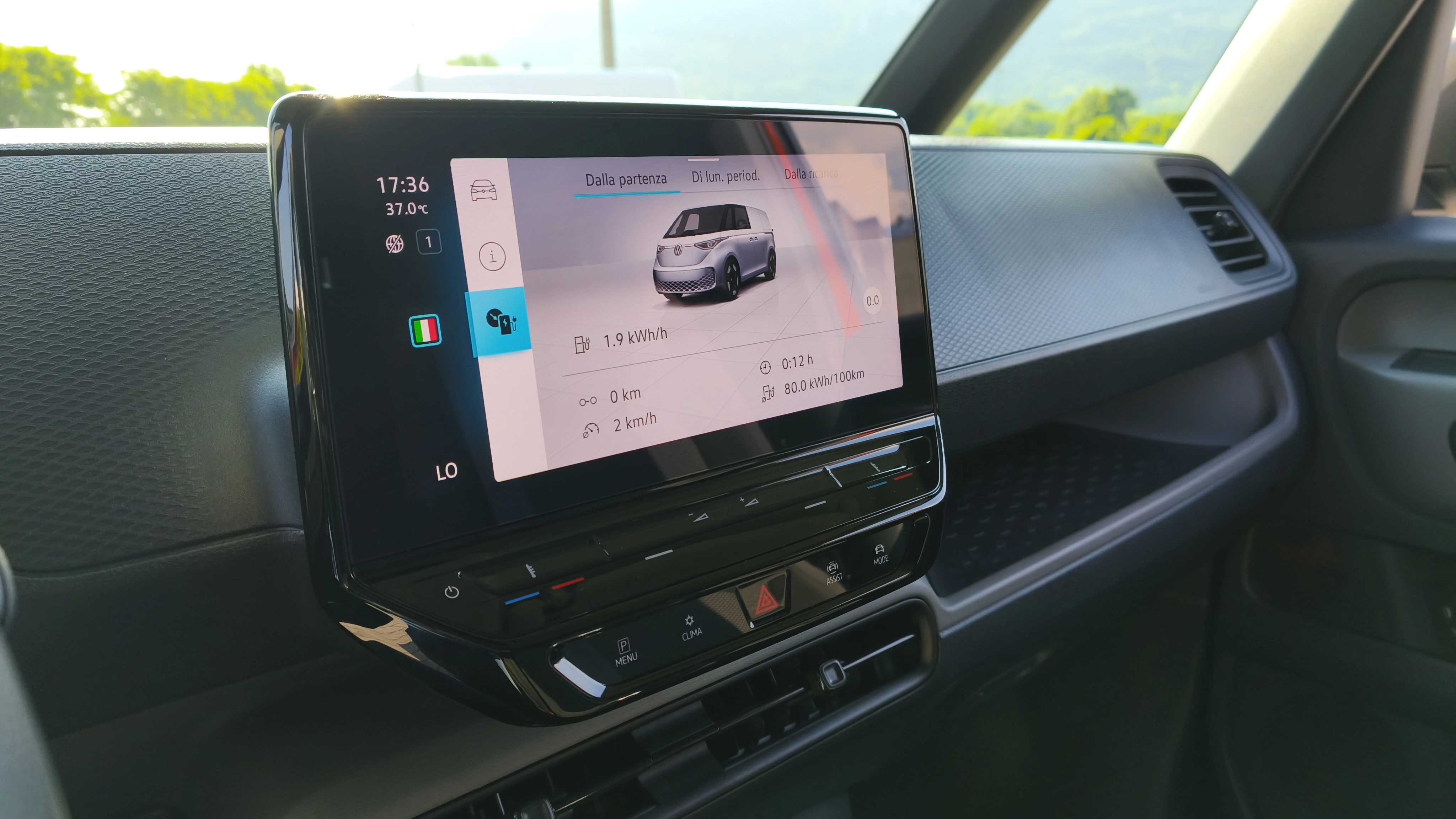 Lo schermo di un veicolo elettrico mostra le informazioni sul viaggio e la temperatura.