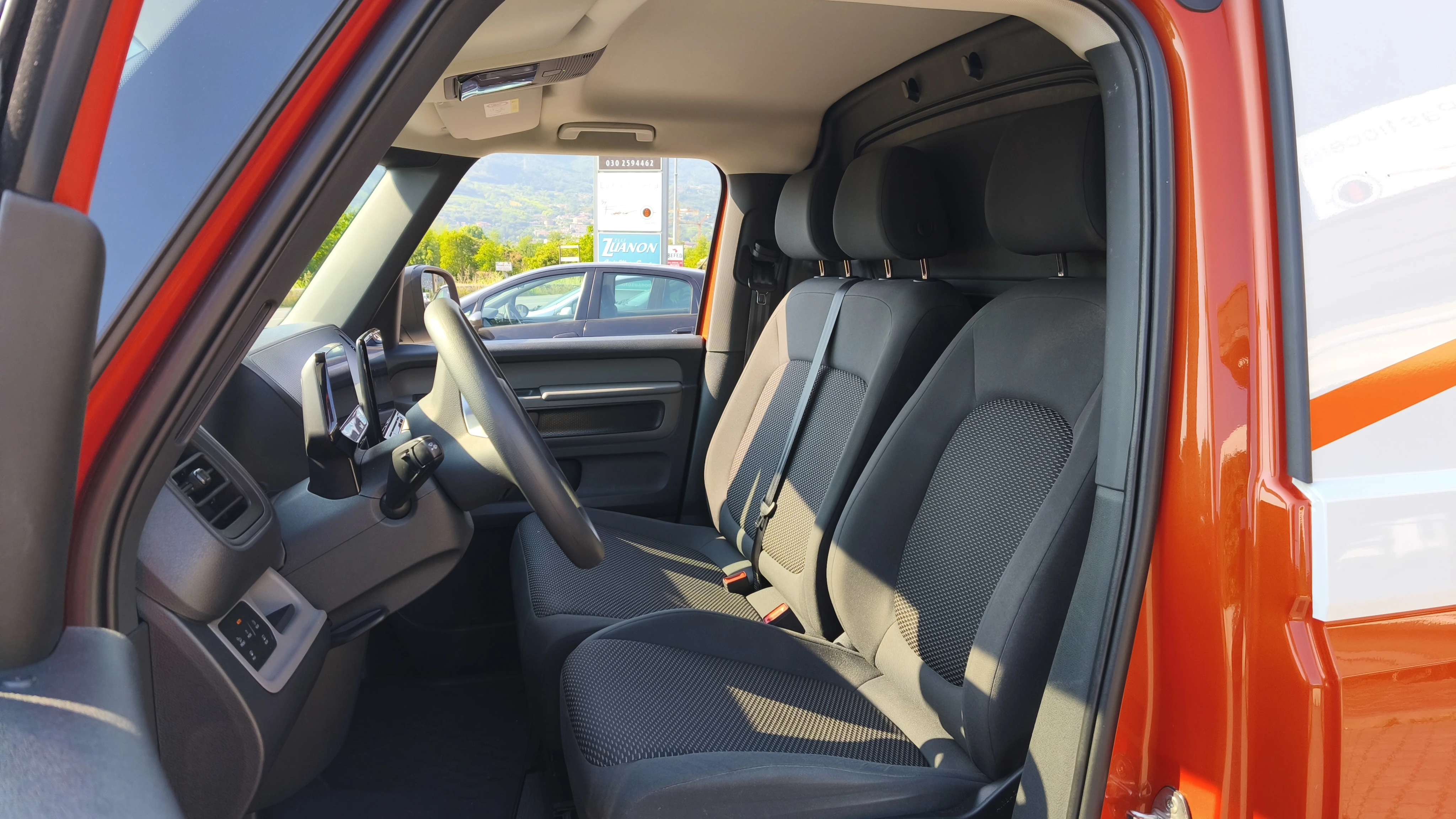 Interno di un furgone arancione.