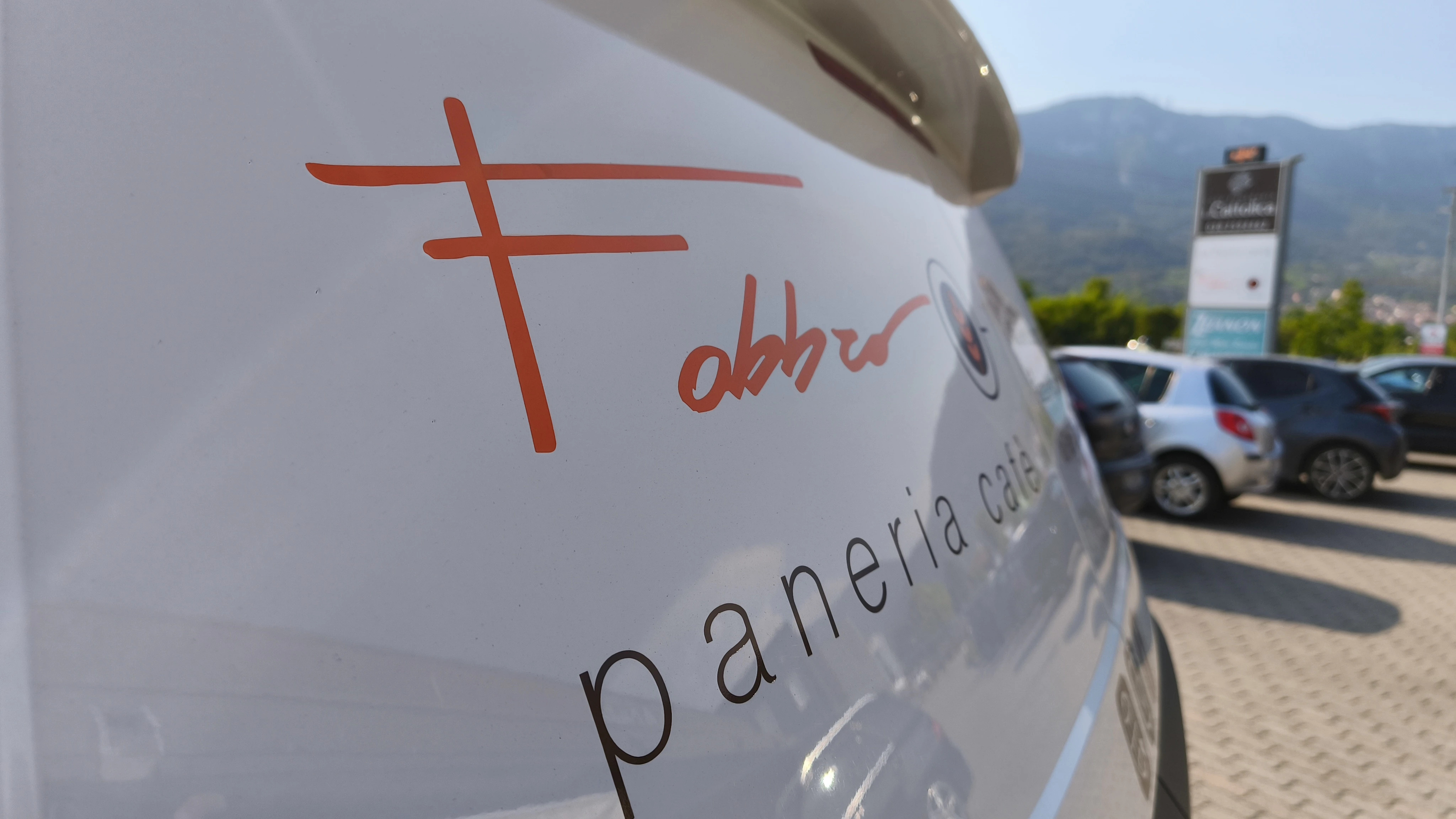 Auto aziendale con il logo di Tabber Paneria cafè.
