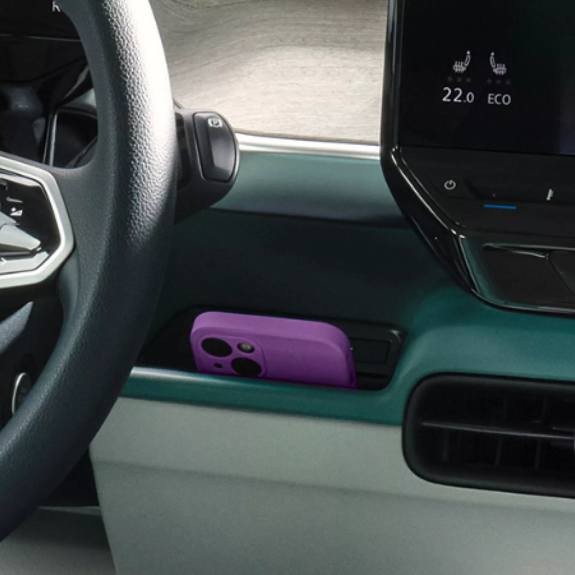 Un telefono viola in un cruscotto di un'auto.