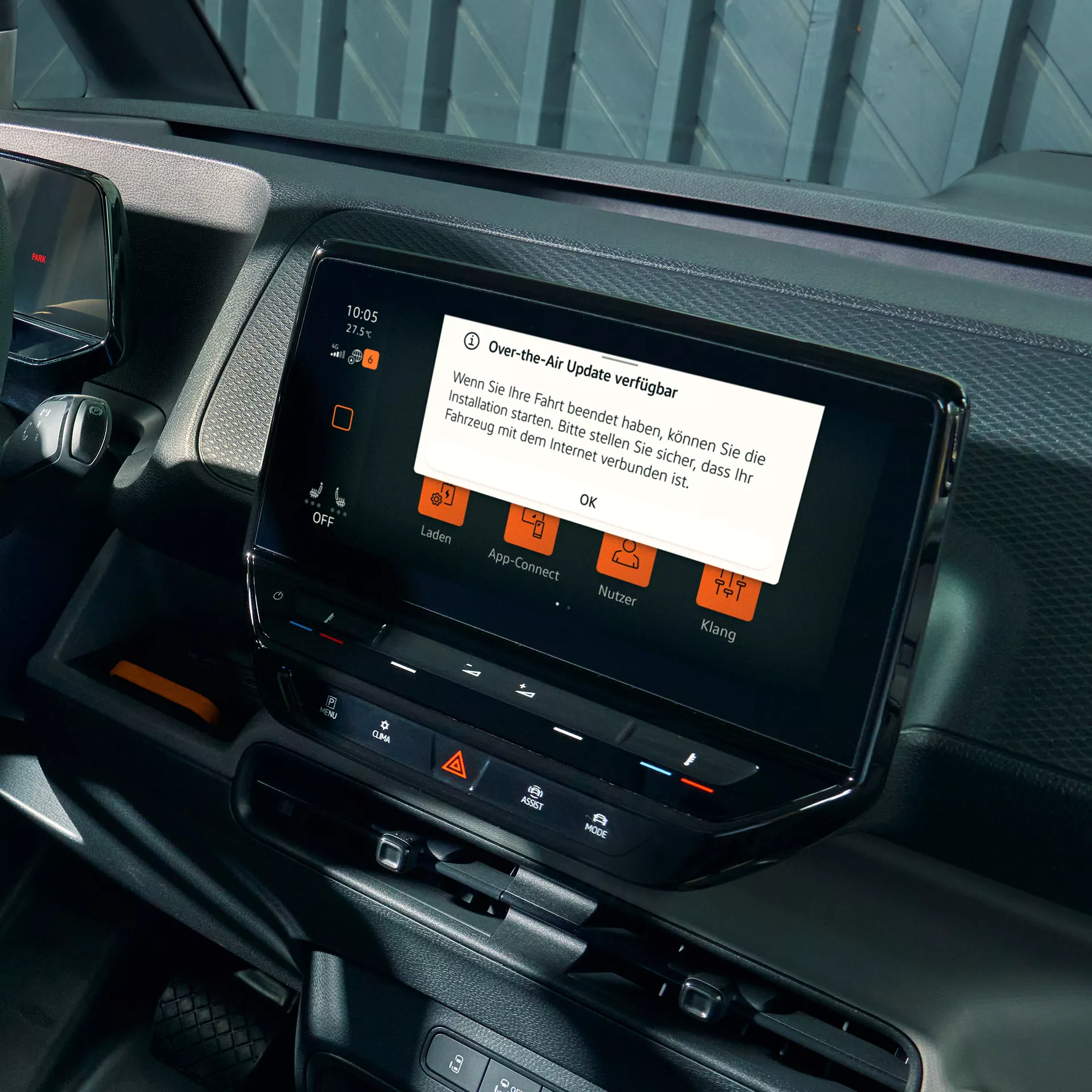 Display dell'auto che mostra un aggiornamento software via etere disponibile.