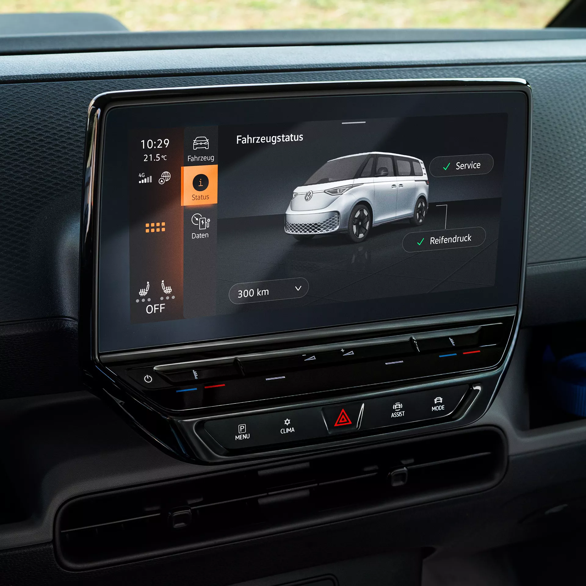 Il display del cruscotto di un'auto che mostra lo stato del veicolo.