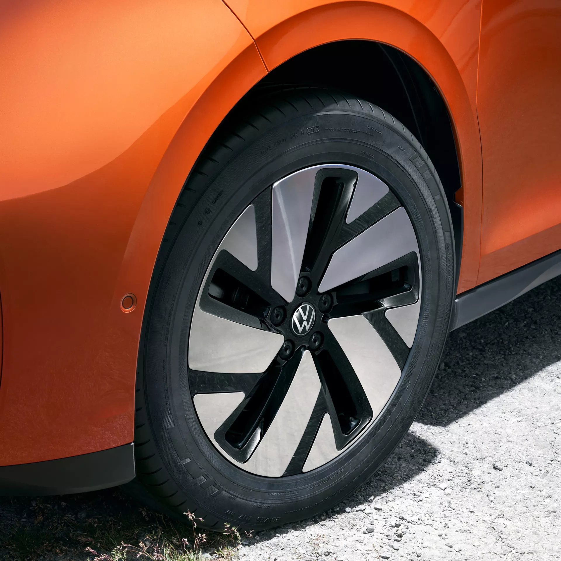 Ruota in lega a turbina aerodinamica di una VW ID.3 arancione brillante.