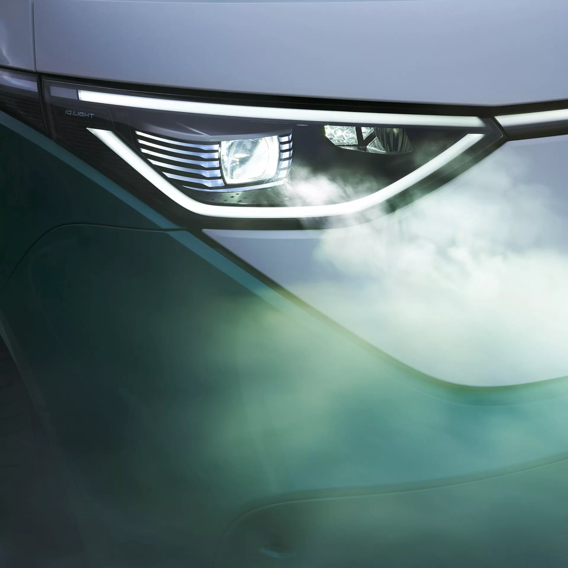 Gros plan del faro anteriore illuminato di un'auto.