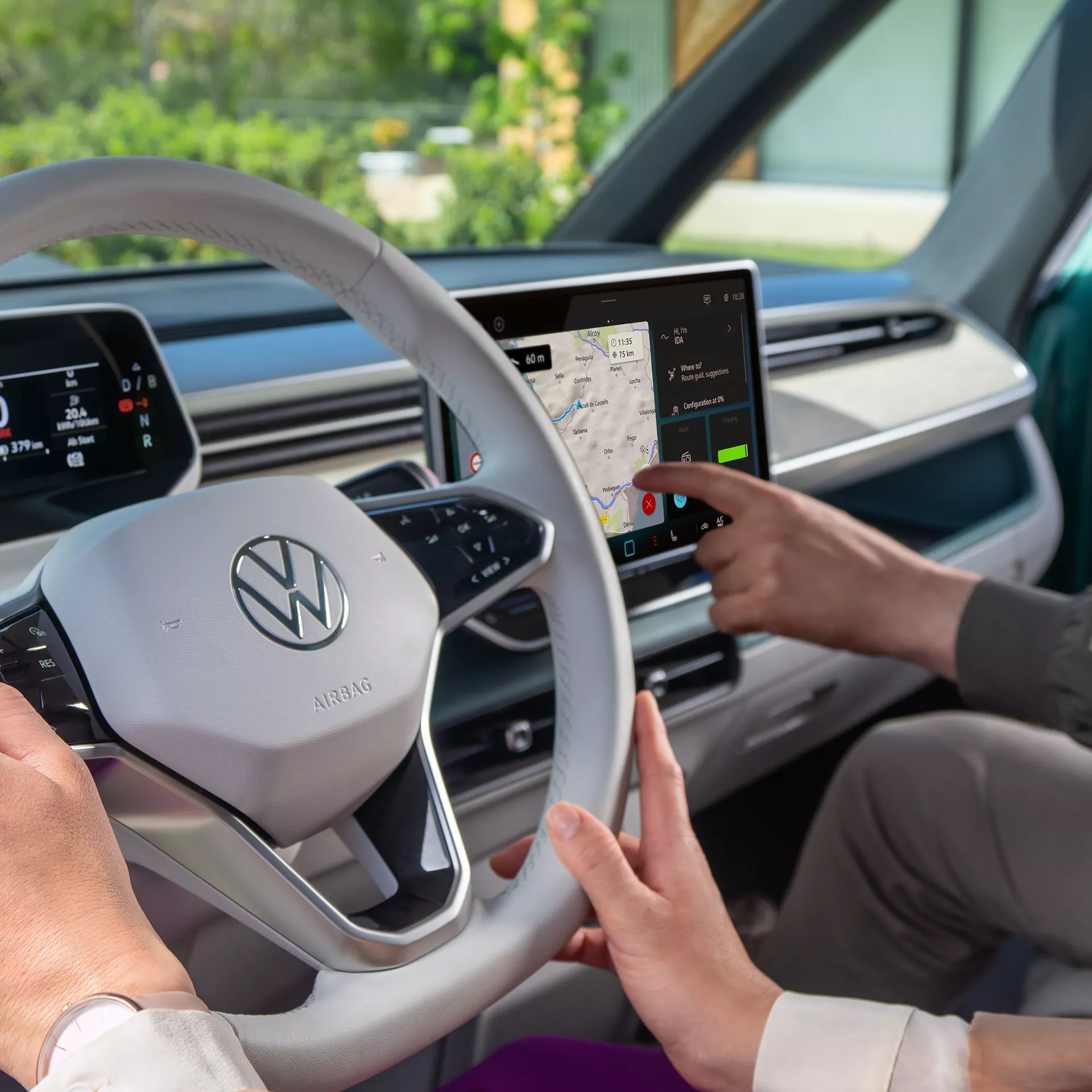 Interni di un'auto Volkswagen elettrica con guida assistita.