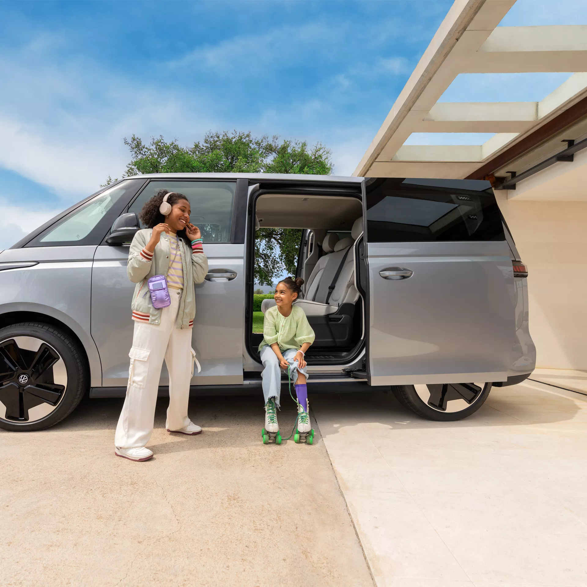 Due sorelle si divertono con la loro nuova Volkswagen ID. Buzz.