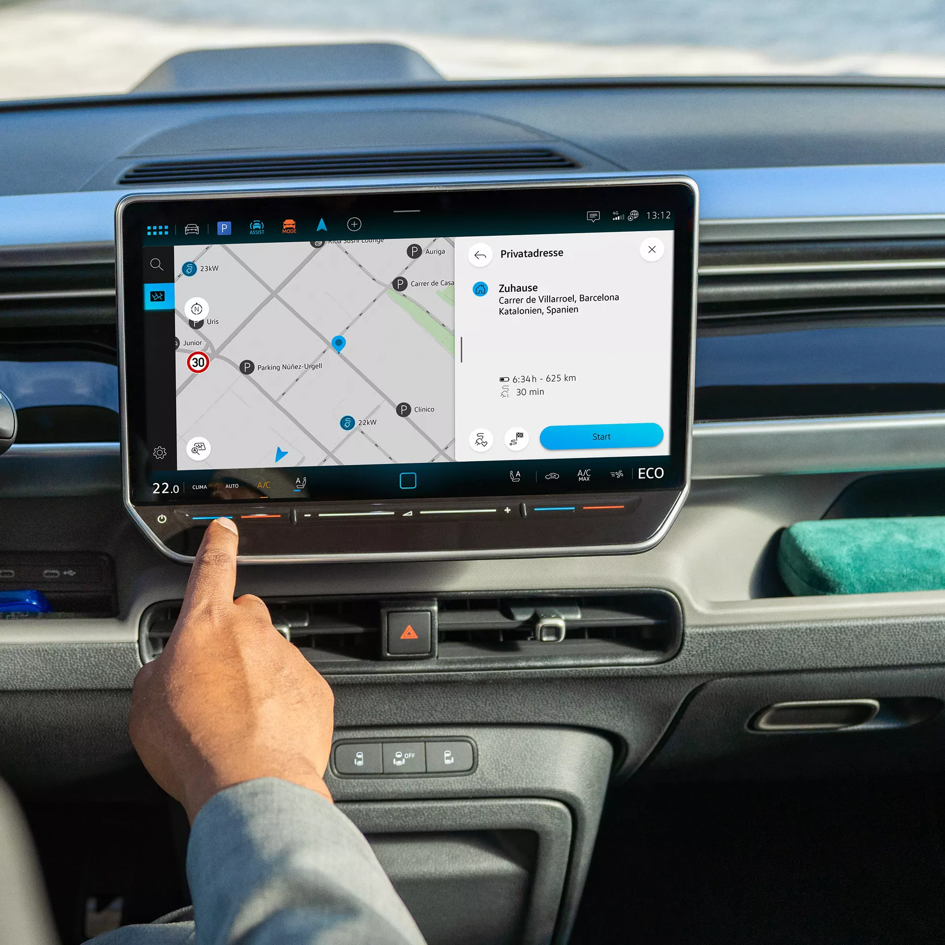 Interni auto moderni con sistema di navigazione touch screen.