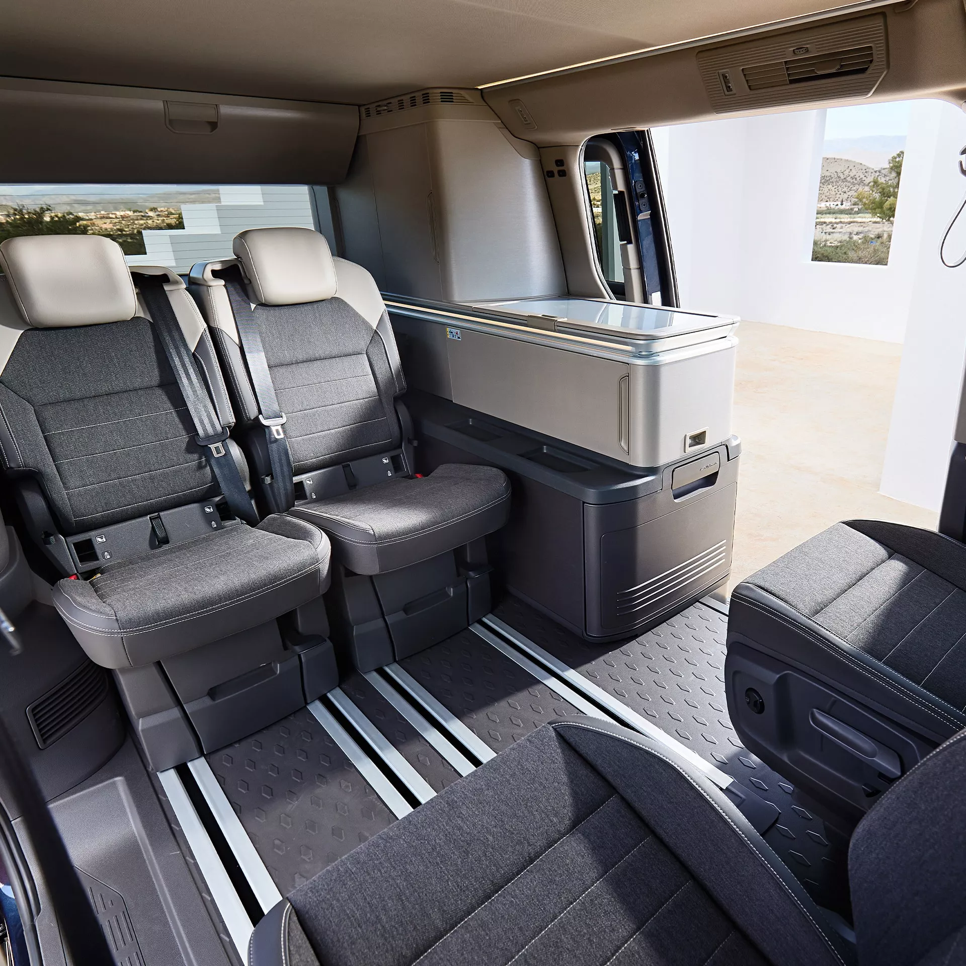 Interni van premium con sedili confortevoli e spazio refrigerato.