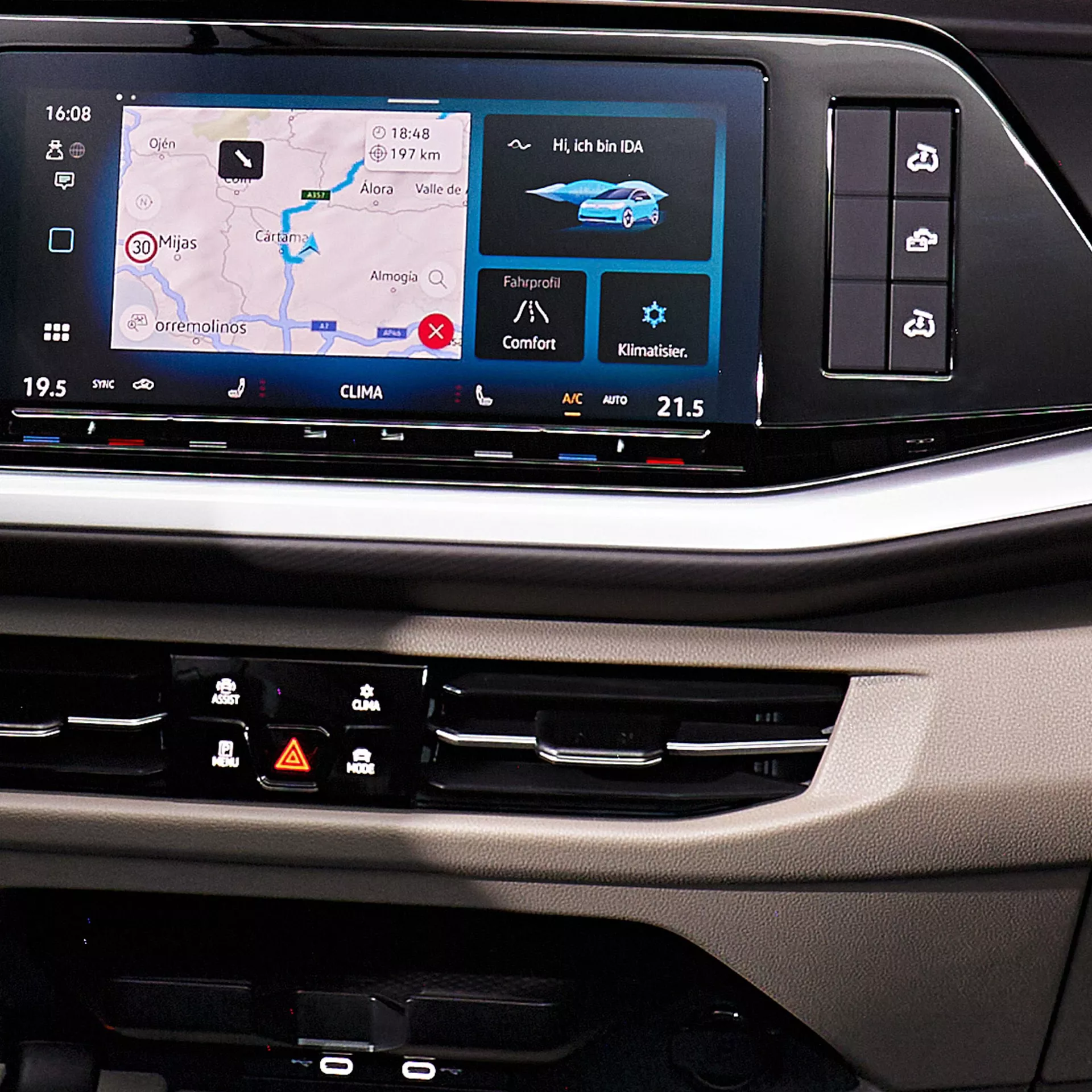 Interni auto con display che mostra le informazioni di navigazione e climatizzazione.