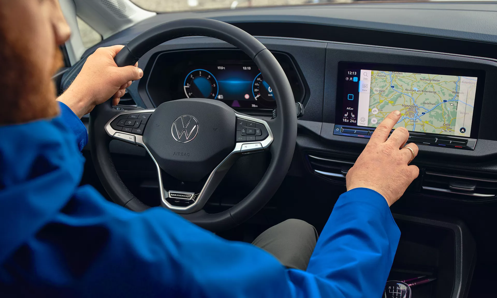 Navigazione in auto con touchscreen.
