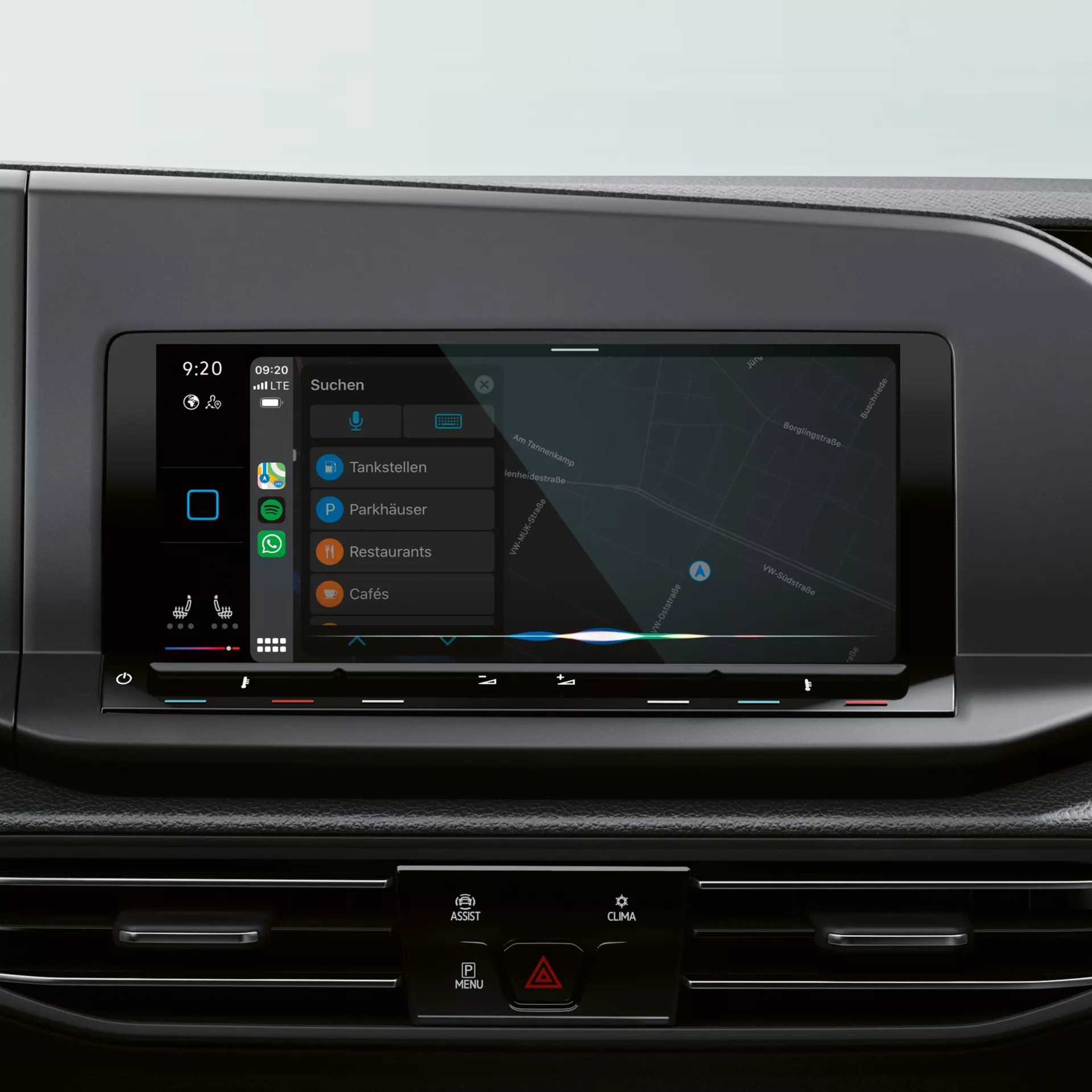 Il sistema di infotainment integrato di un veicolo visualizza una mappa stradale con opzioni di navigazione.