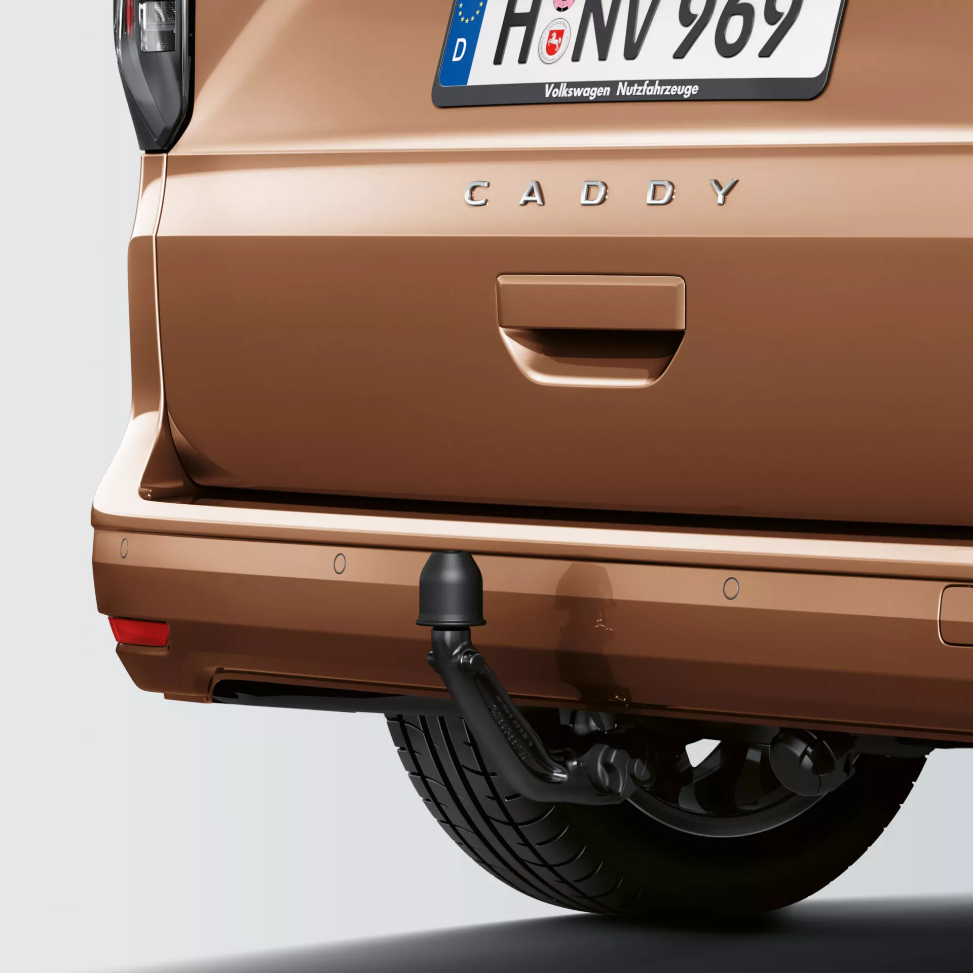 Primo piano del retro di un furgone Volkswagen Caddy marrone.