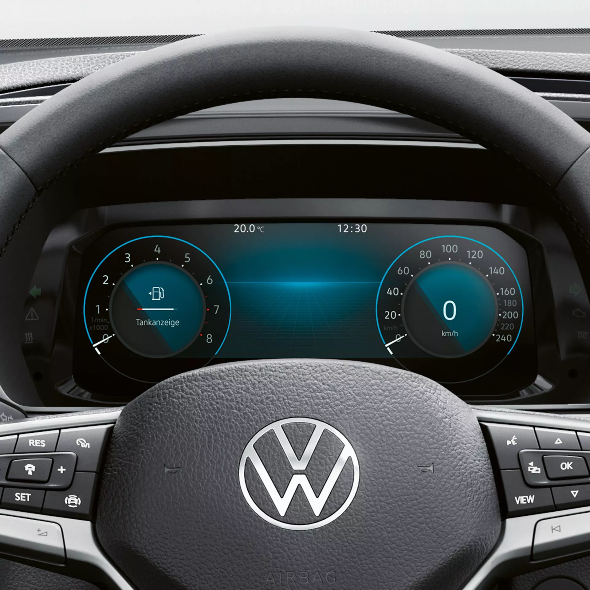 Cruscotto digitale di una Volkswagen con indicatore del carburante, tachimetro e temperatura esterna.