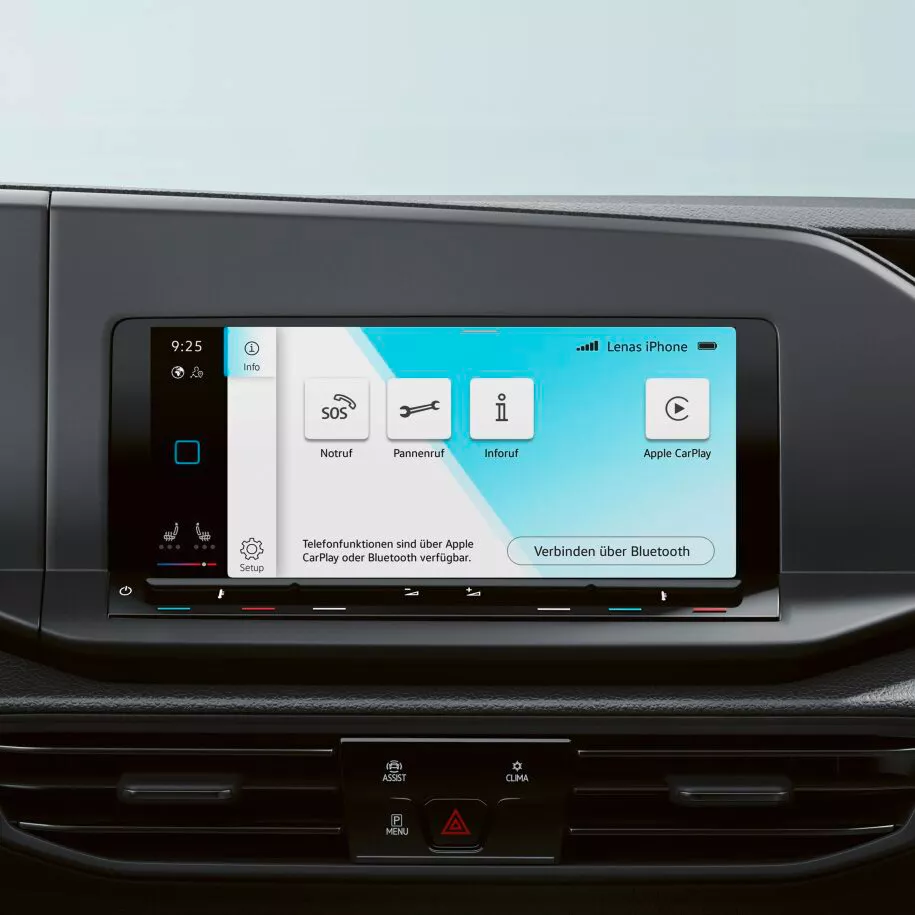 Schermo infotainment in un veicolo con opzioni di connettività come Apple CarPlay e Bluetooth.