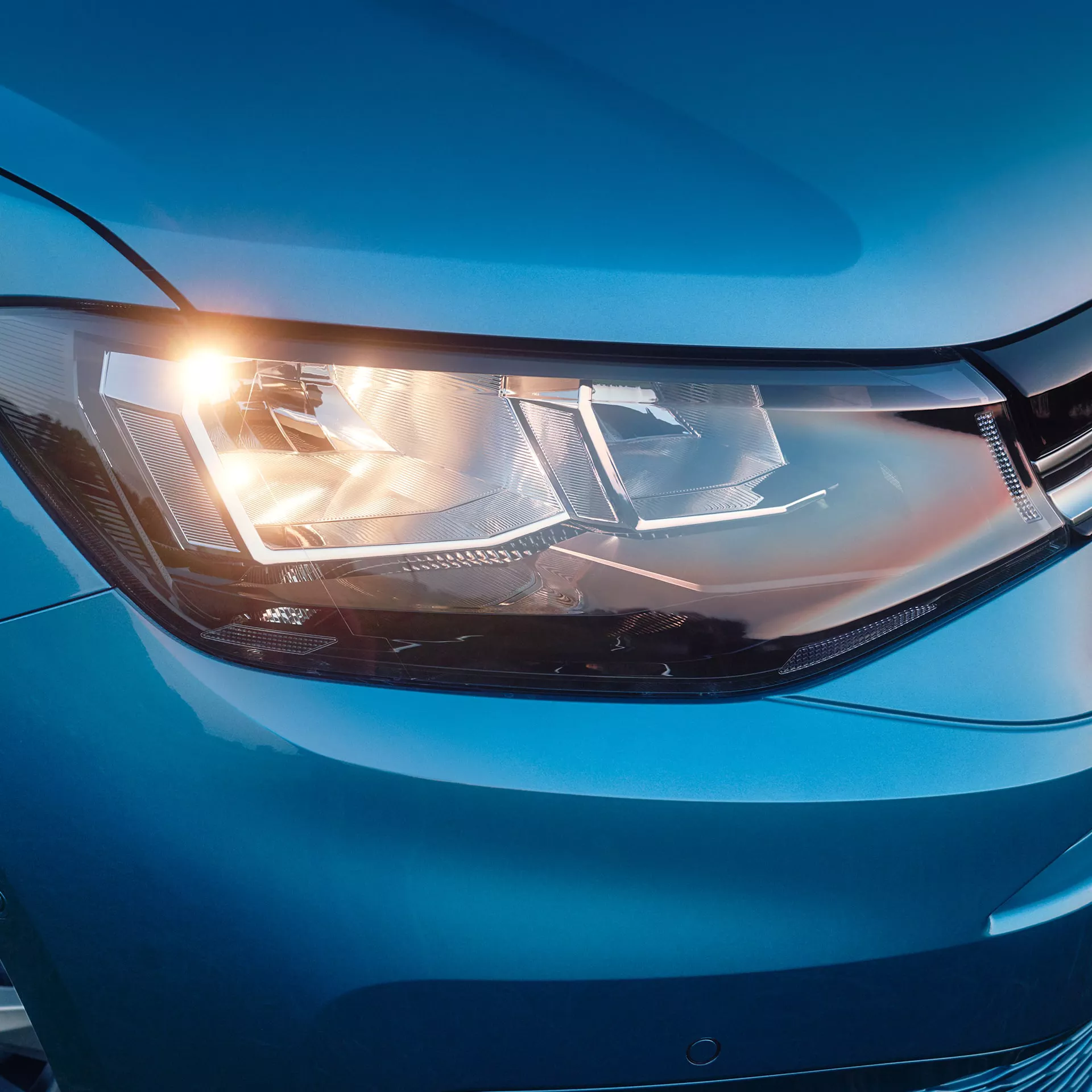 Primo piano del faro di una Volkswagen ID.4 blu.