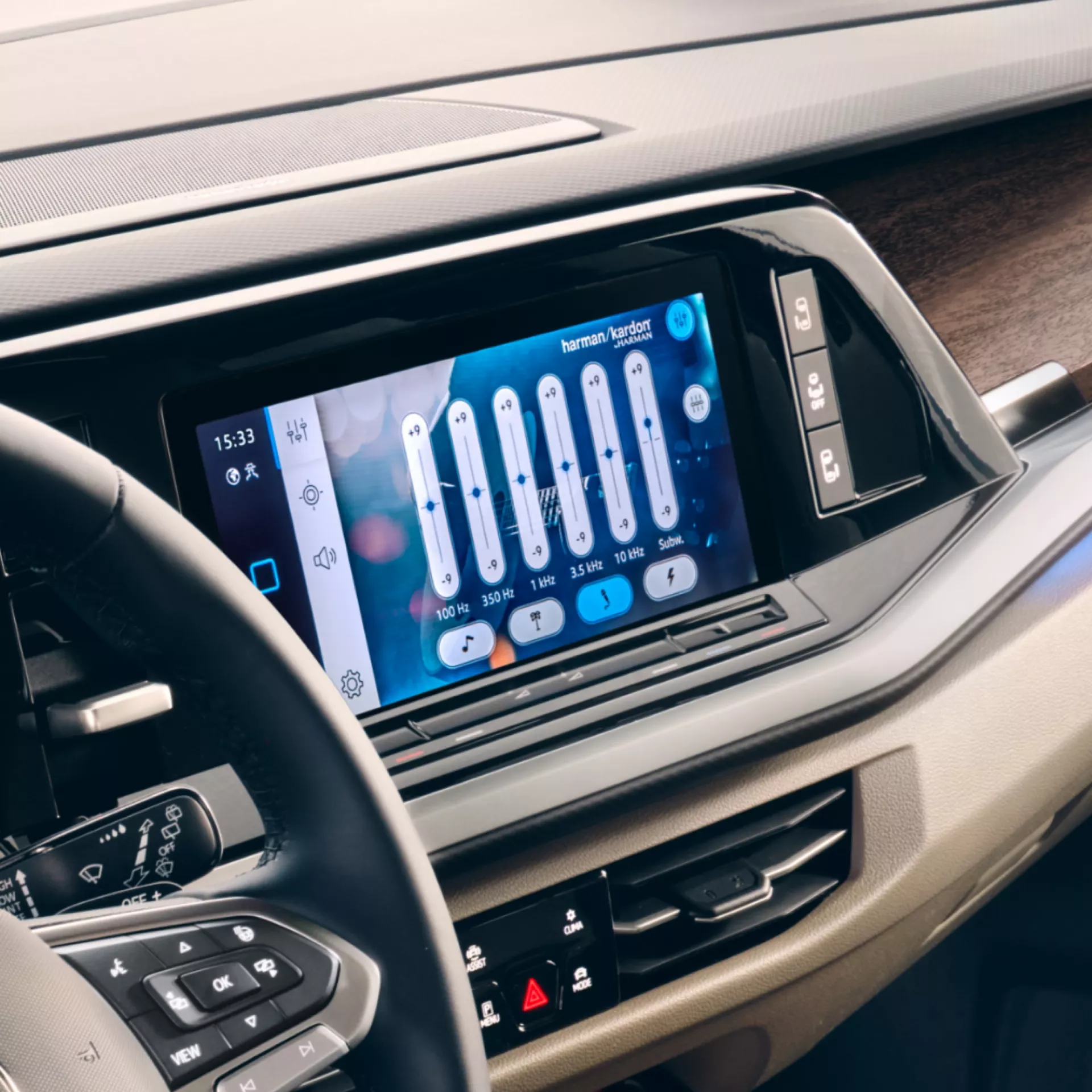 Il sistema audio di fascia alta di un'auto moderna con impostazioni di equalizzazione avanzate.