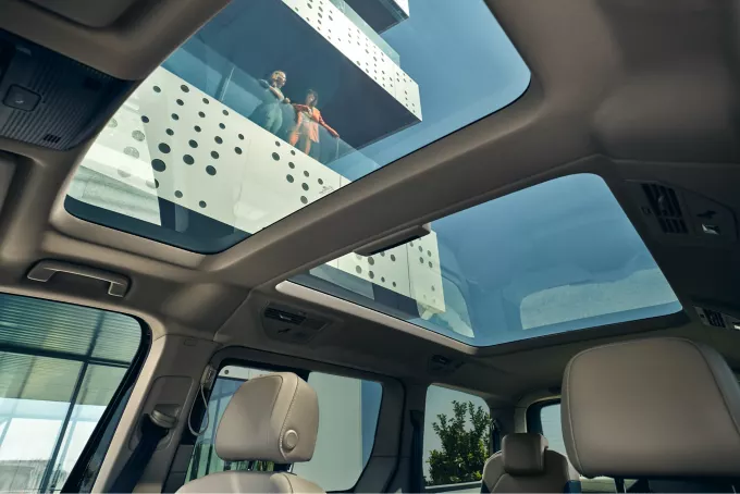 Interni auto con tetto panoramico.
