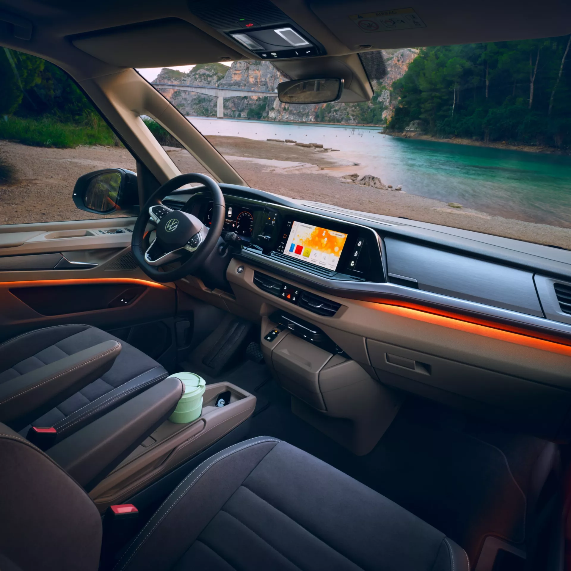 Interni del Volkswagen Multivan, con vista sulla natura.