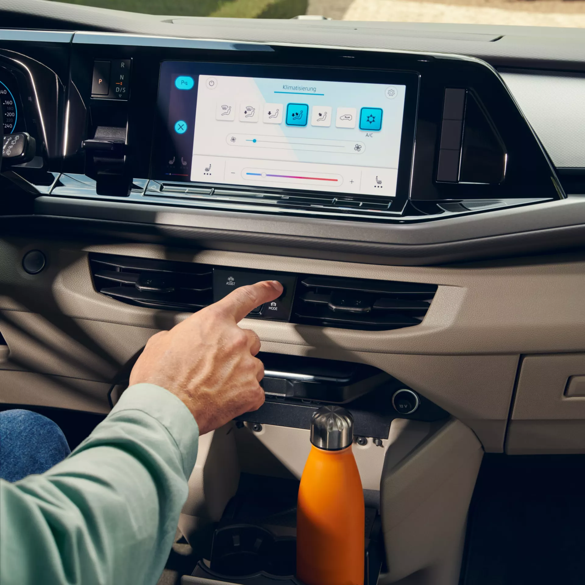 Un guidatore regola le impostazioni del climatizzatore in auto.