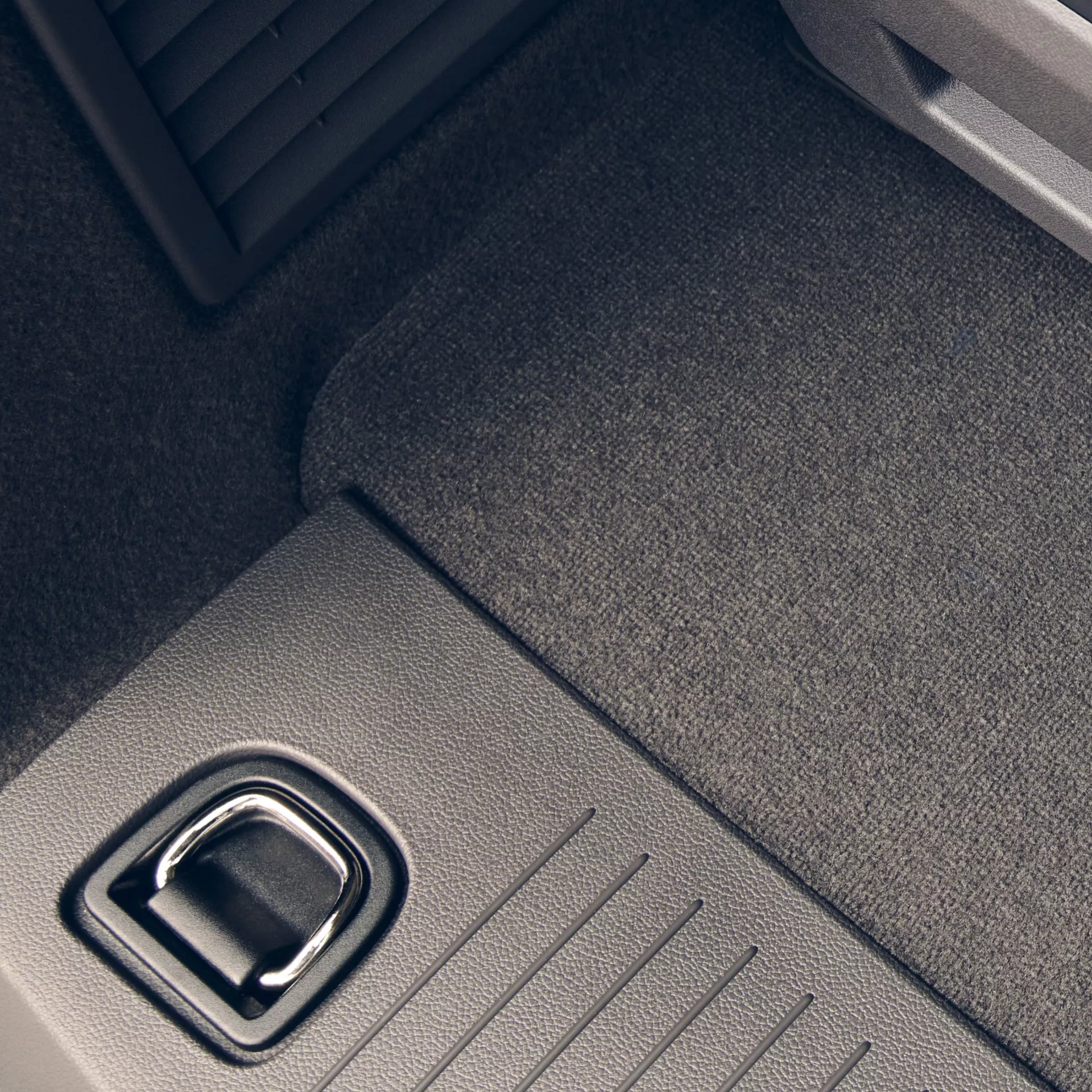 Primo piano del pianale dell'auto e dell'hardware.