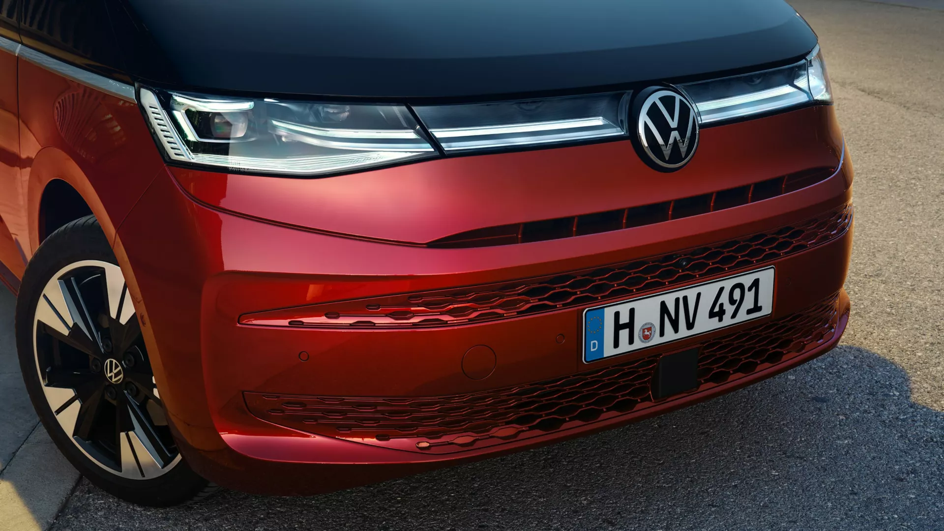Ecco la nuova Volkswagen ID. Buzz in rosso. La ID. Buzz è un furgone elettrico che si ispira al classico Volkswagen Bus.
