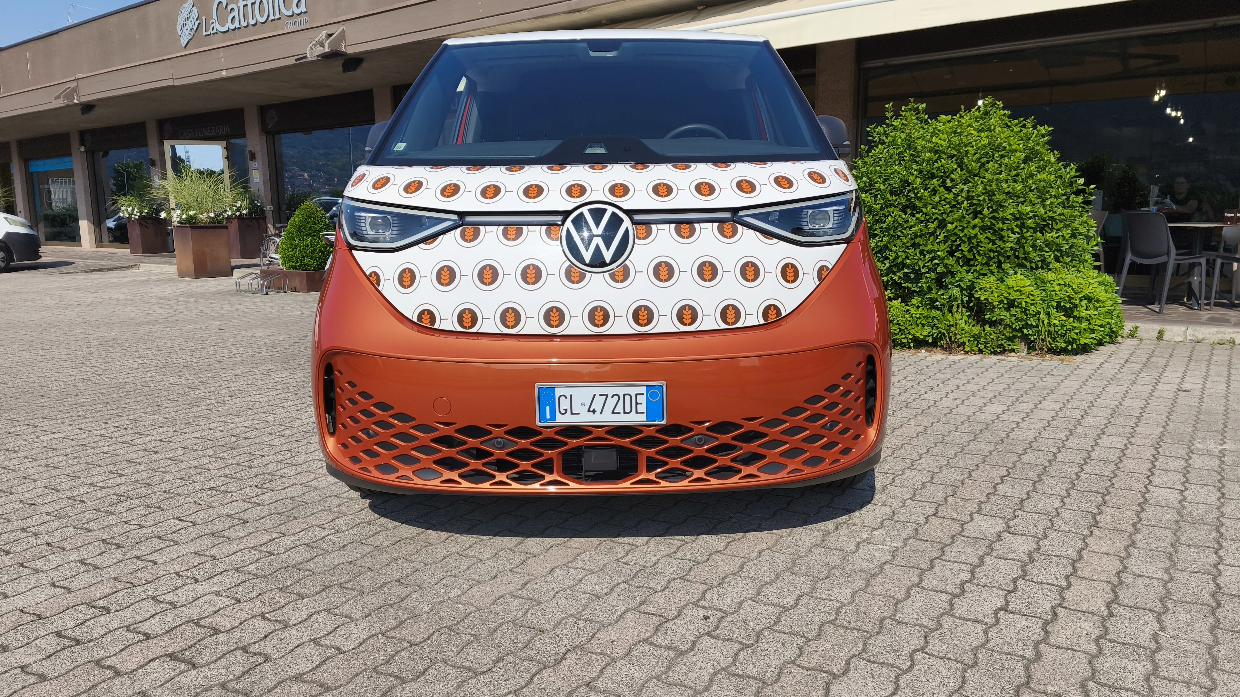 Primo piano di un Volkswagen ID. Buzz.