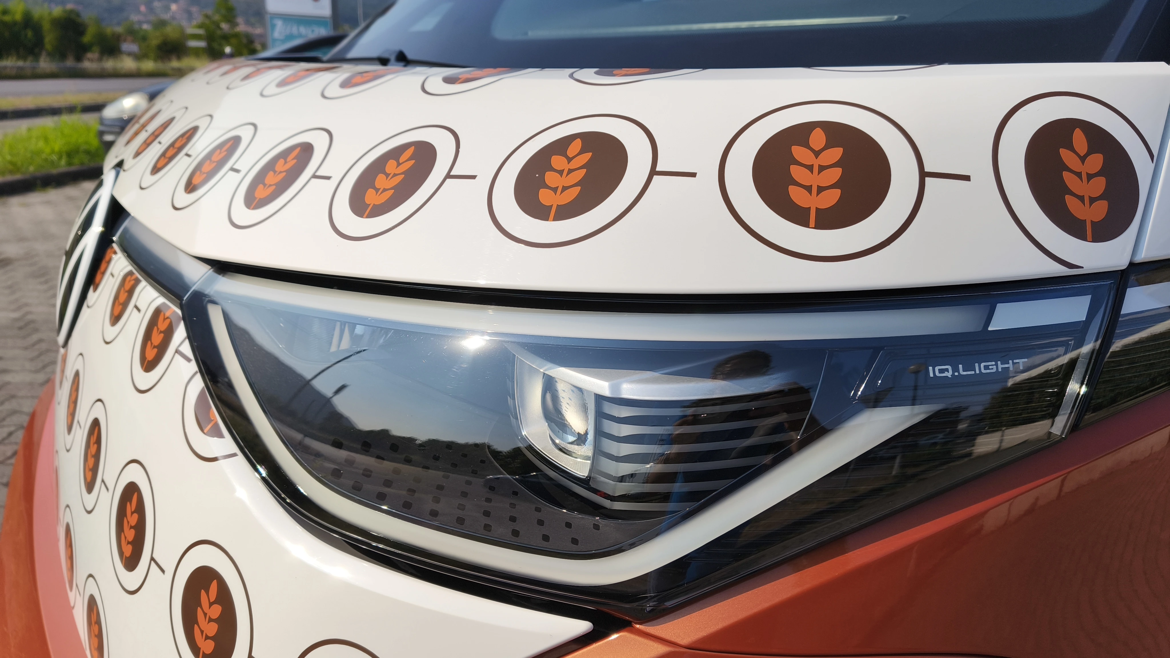 Primo piano del faro IQ.LIGHT di un furgone elettrico Volkswagen ID. Buzz.