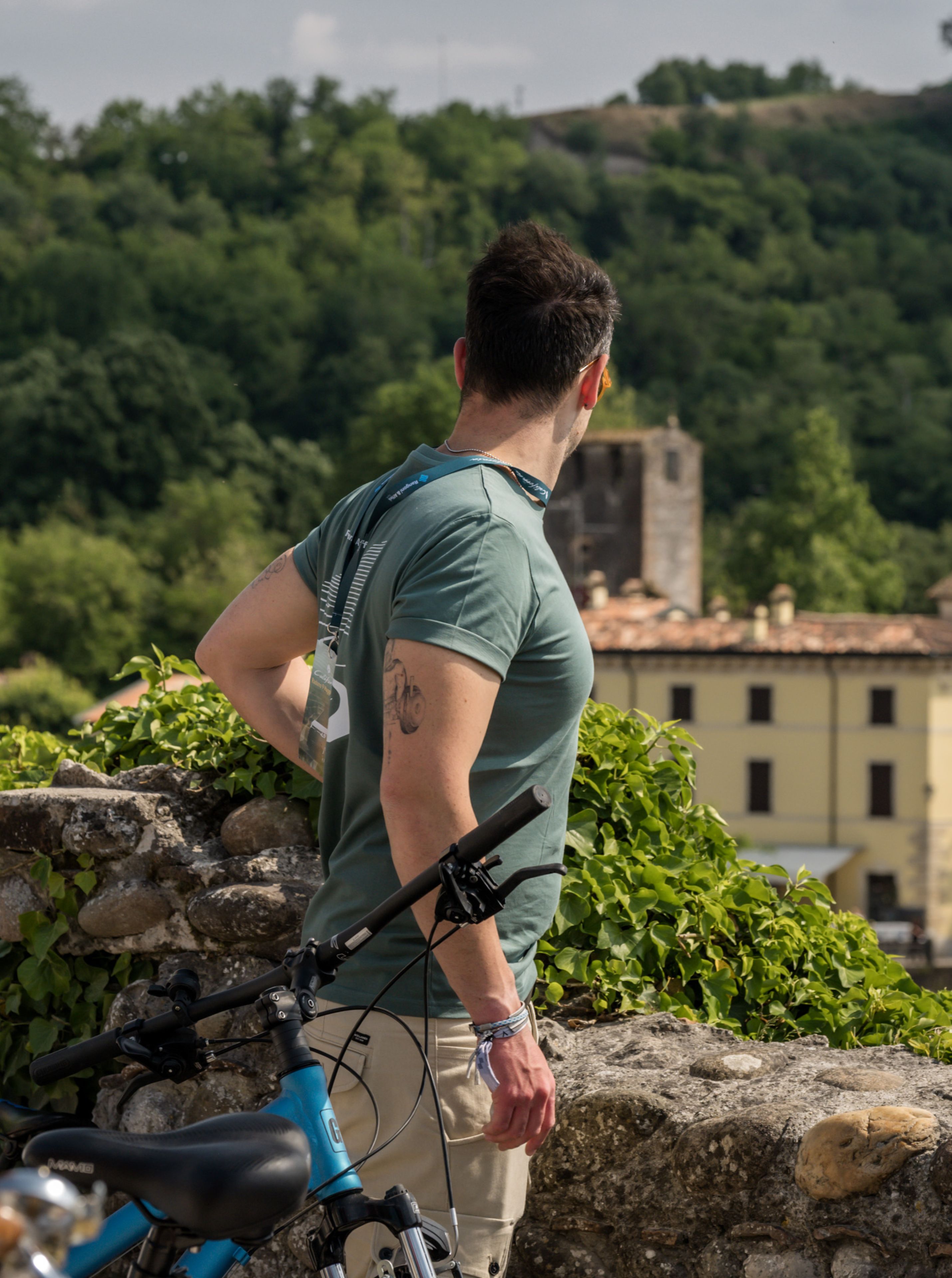 Momenti di gioia e applausi all'aperto, con vista sul lago e sulle montagne, sotto un grande albero.