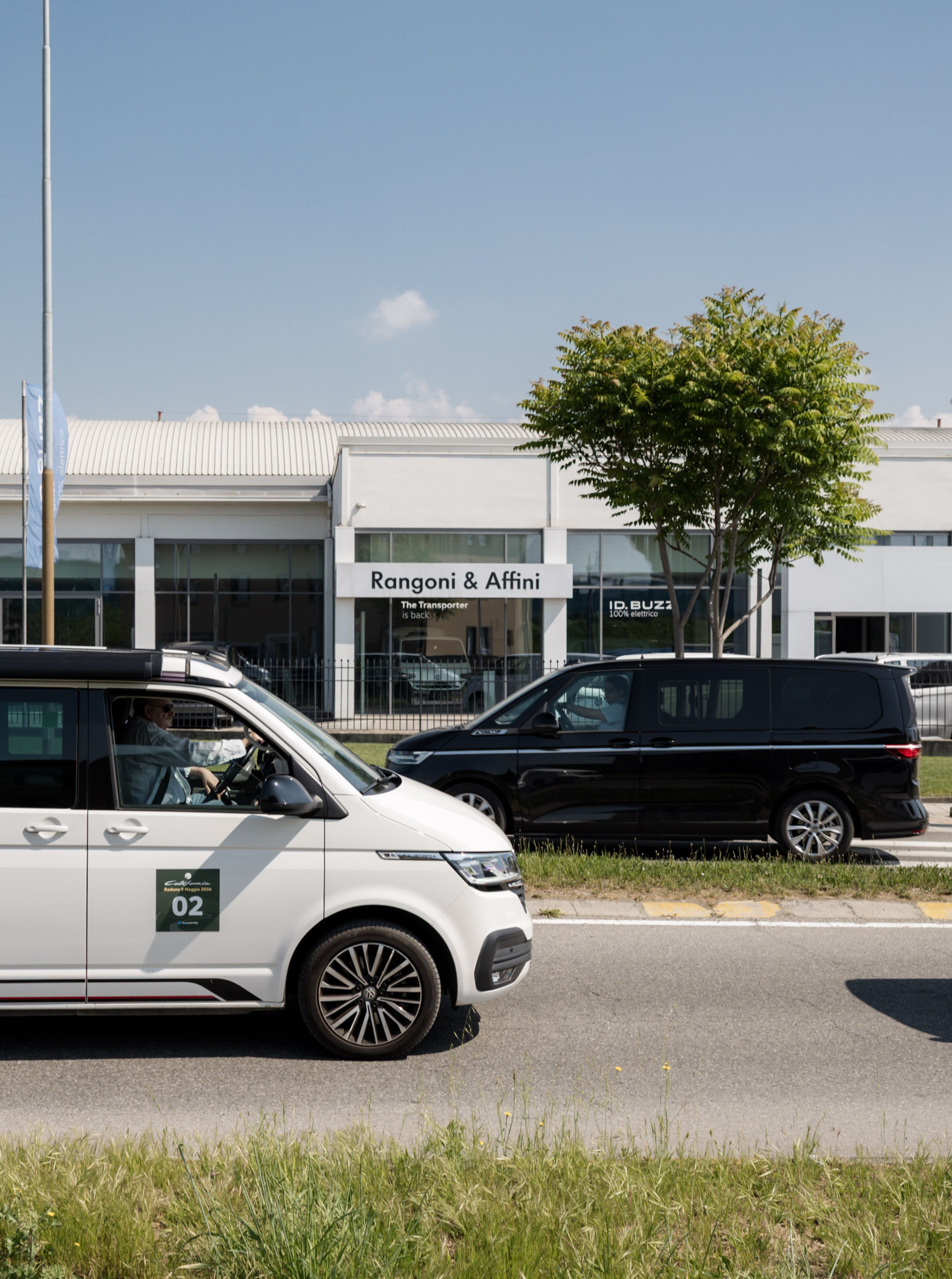 Furgoni camper Volkswagen California a un raduno, in una giornata di sole davanti al concessionario Rangoni & Affini.