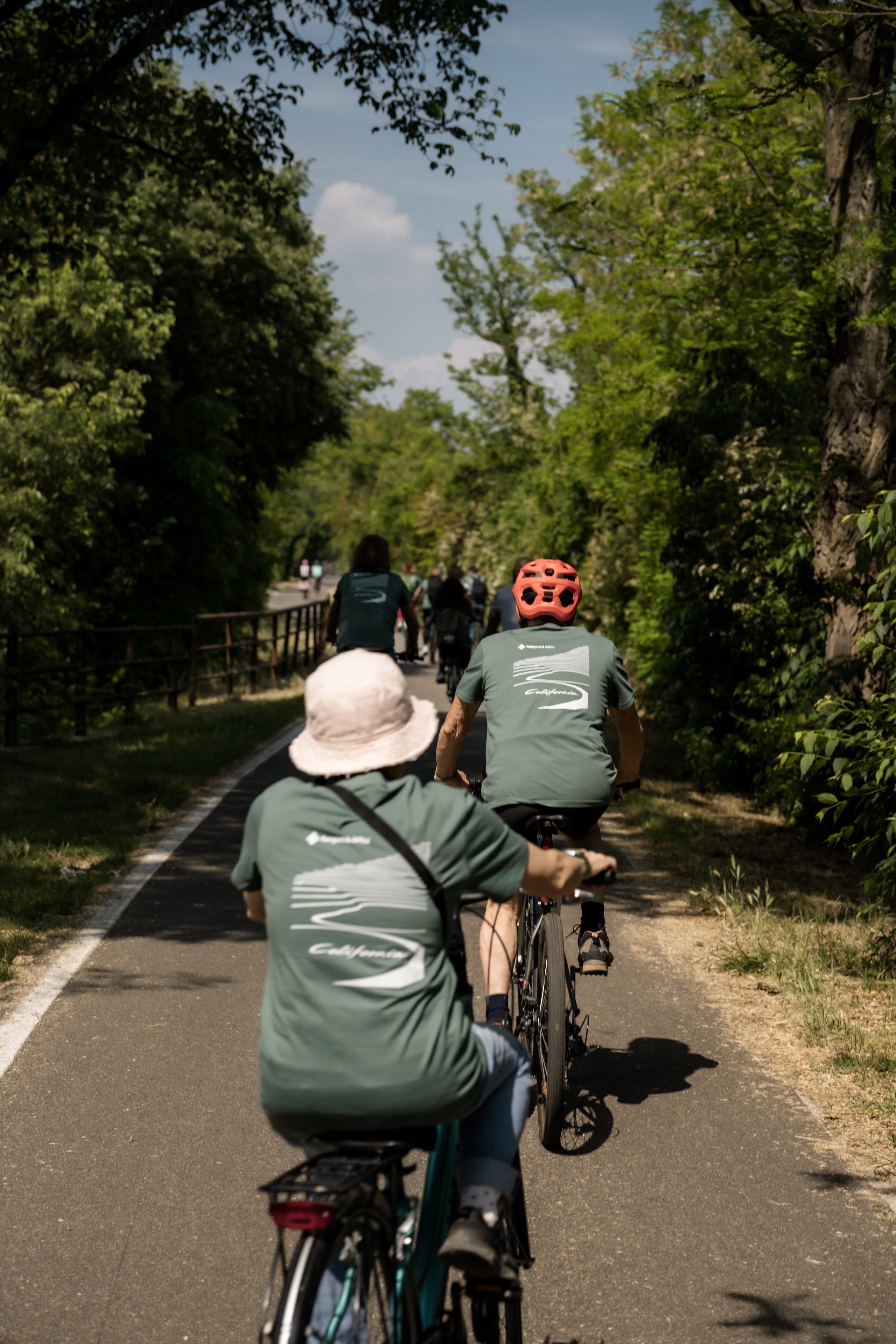 Passeggiata in bici di gruppo in una giornata soleggiata, immersi nella natura.