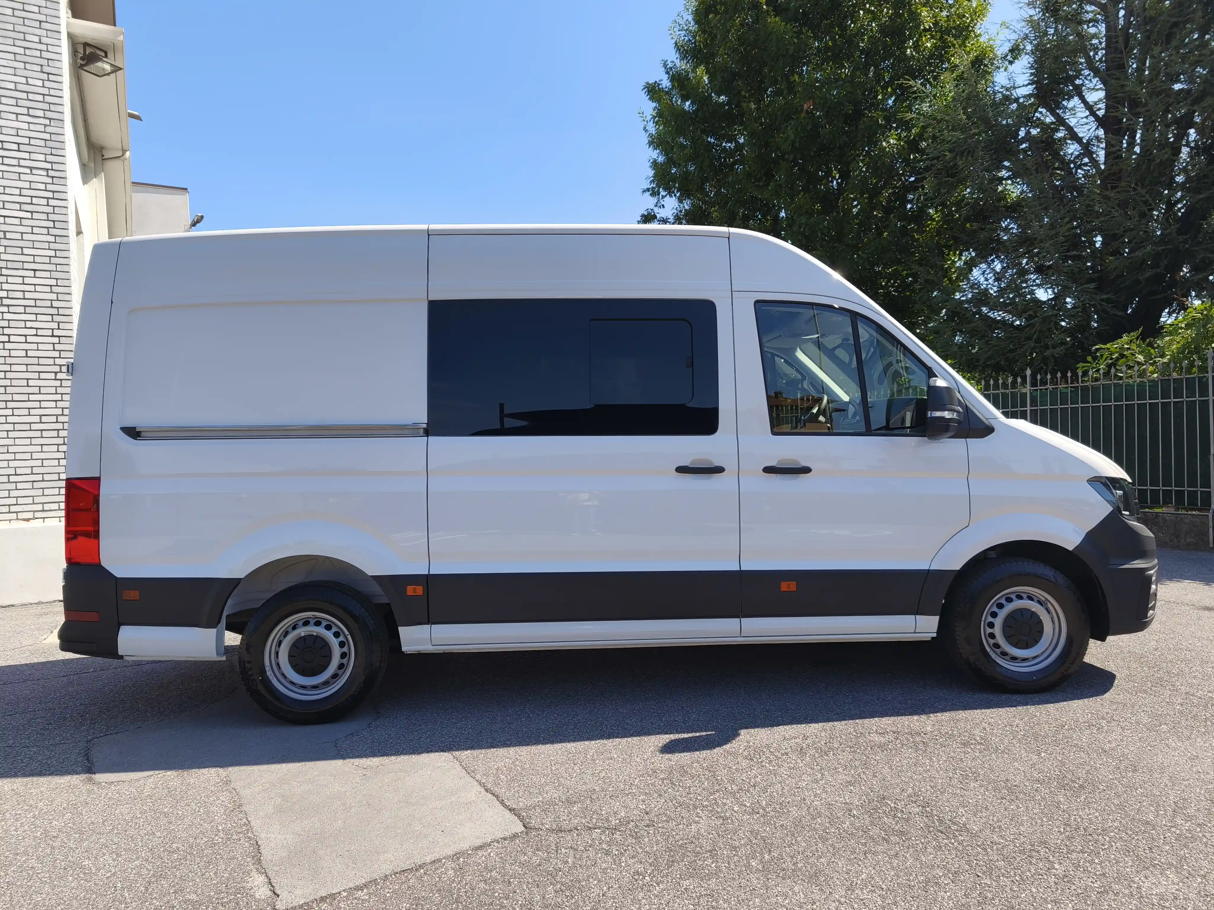 Furgone bianco su strada asfaltata.