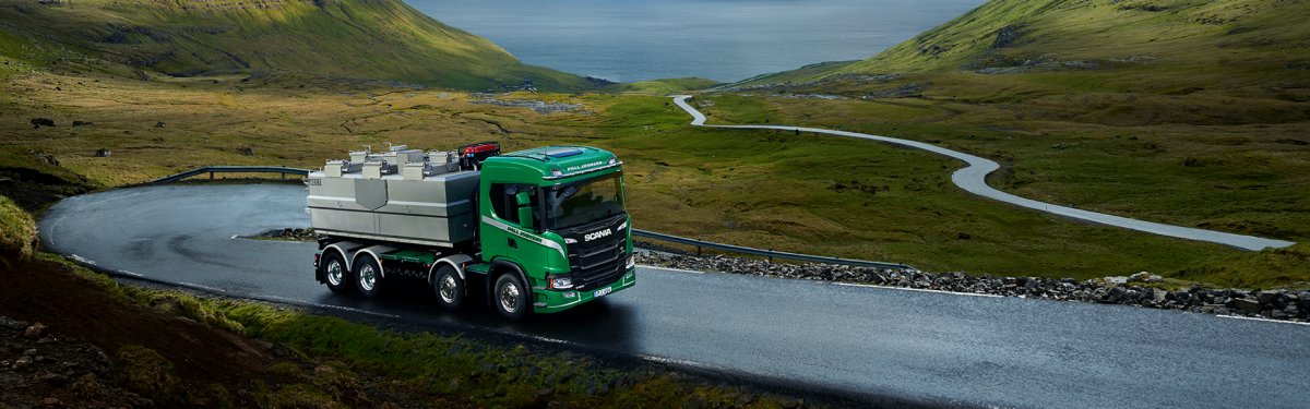 Scania Serie G di colore verde su strada