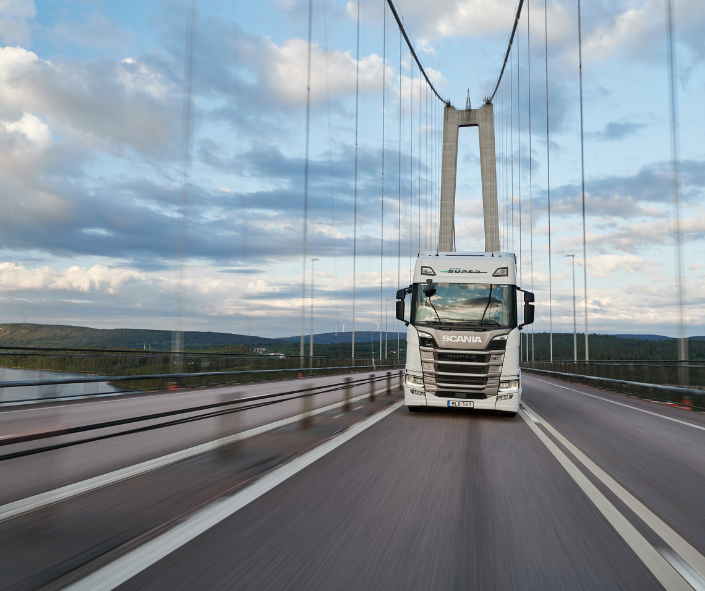 Scania Serie R bianco su strada