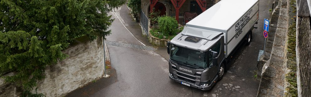 Scania Serie L su strada di colore grigio vista dall'alto