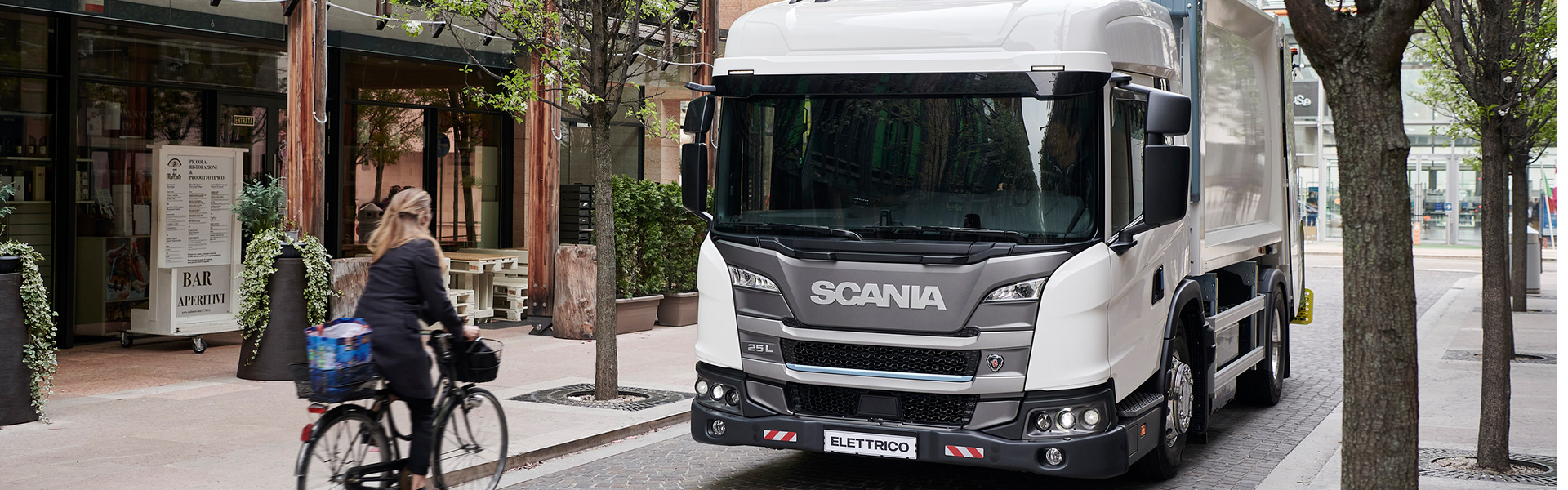 Scania Serie L su strada di colore bianco vista frontale