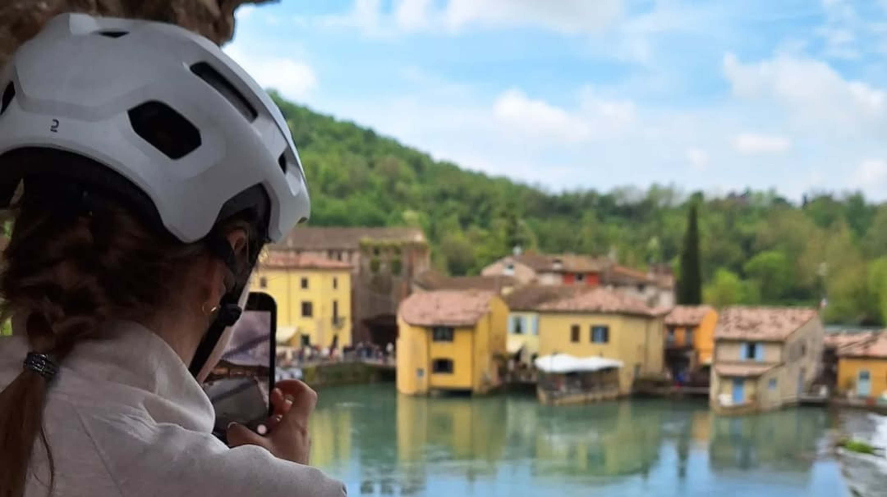 Immortalando la bellezza di un borgo fiabesco sull'acqua, con il casco ancora in testa. Pura magia!