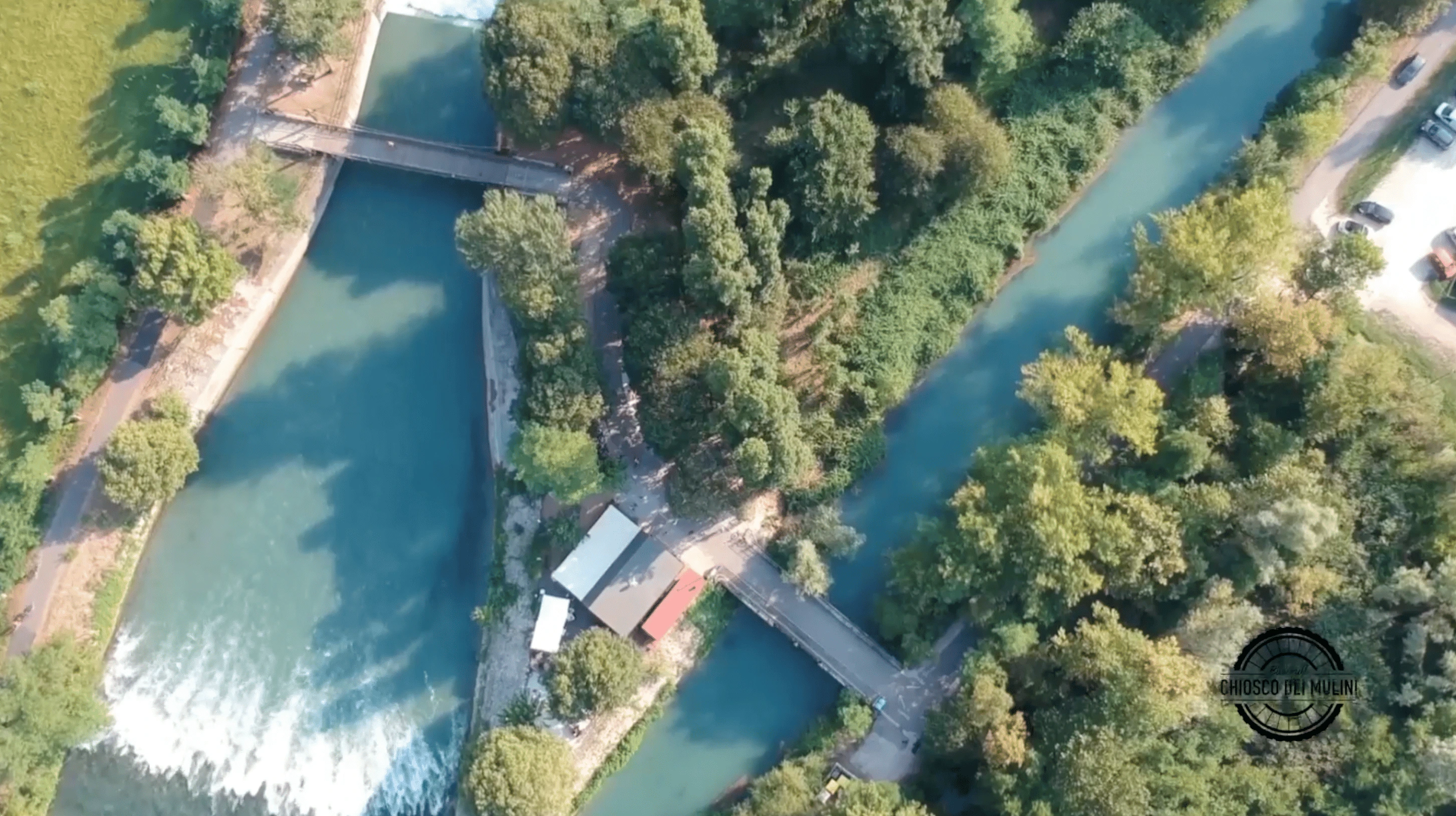 Chiosco Dei Mulini dall'alto: acque turchesi, ponti e verde rigoglioso.