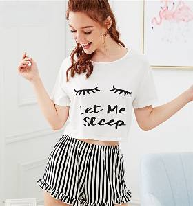 Ensemble De Pyjama Avec Chaussure et Un Bouquet De Fleurs