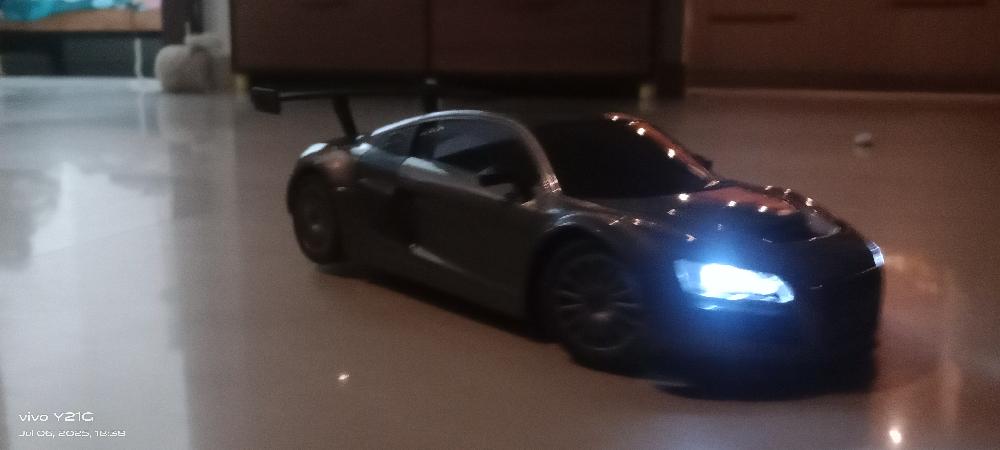 audi 8 run photo