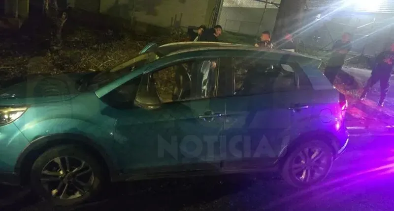 ÚLTIMA HORA: AUTORIDADES DETIENEN VEHÍCULO EN MEDIO DEL OPERATIVO EN LA CRUZ