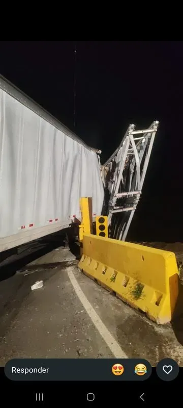 TRÁILER IMPACTA PUENTE BAILEY Y DEJA COMPLETAMENTE CERRADO EL PASO EN RUTA 1