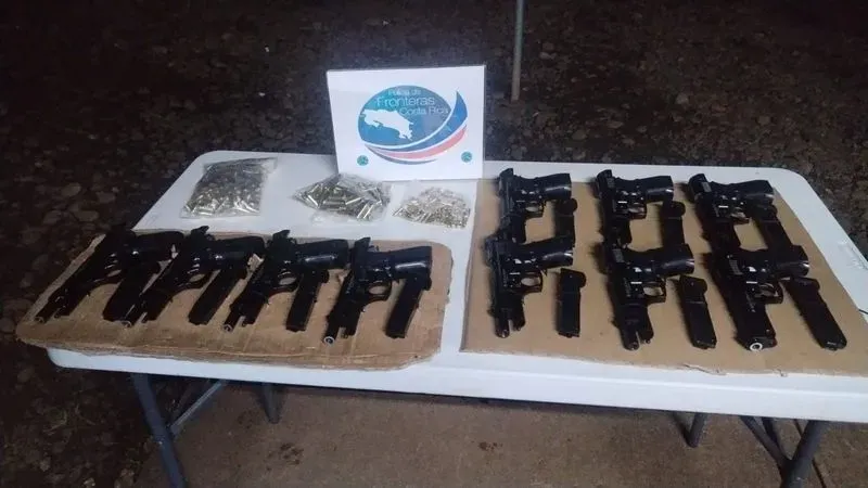 Policía de Fronteras decomisa arsenal compuesto por 10 pistolas, 10 cargadores y 400 proyectiles a bordo de un autobús