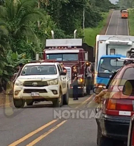 LOCO EN MOTO Y CON ARMA DE FUEGO, APARENTEMENTE AGARRÓ TRAILER A BALAZOS | "SOY EL DUEÑO DE RUTA 35 Y ODIO A LOS TRAILEROS" DIJO TRAS DISPARAR
