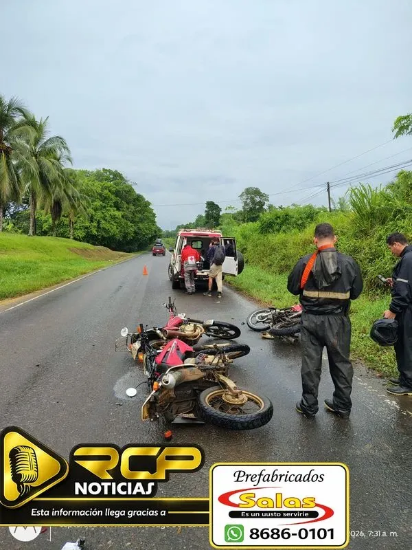 ACCIDENTE ENTRE TRES MOTOCICLETAS DEJA DOS PERSONAS HERIDAS EN LOS CHILES