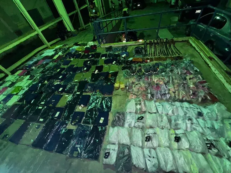 Policía de Fronteras impide el ingreso al país de millonario contrabando de ropa y zapatos