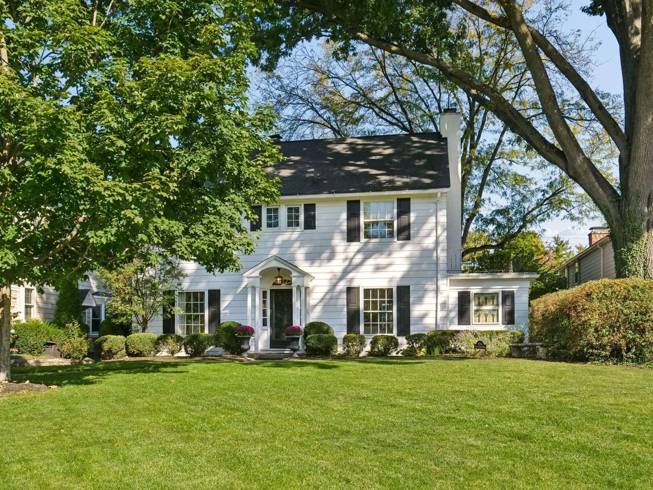 1934 Collingswood Rd, Columbus, OH 43221 — property photo 1